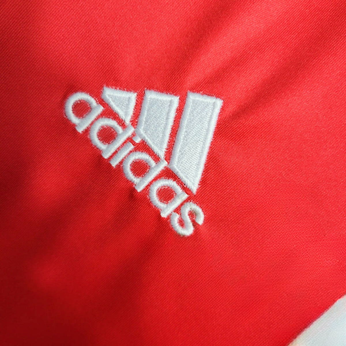 Benfica Home 04/05 - Close-up